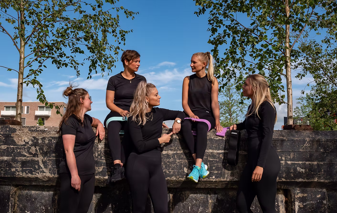 Personal trainer begeleidt klant